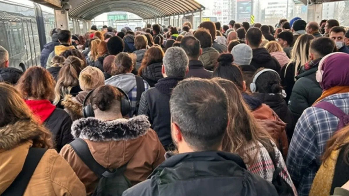 İstanbullunun metrobüs çilesi bitmiyor! Mesai çıkışı eziyet vatandaşı canından bezdirdi