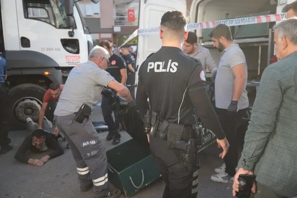 antalyada-cop-kamyonunun-altinda-kalan-bilal-feci-sekilde-can-verdi-1730391731794.jpg