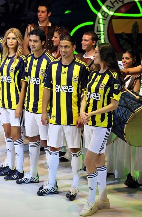 İşte Fenerbahçe yeni formalarını tanıttı