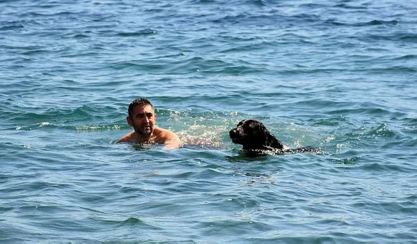 Marmarisliler sıcak havanın keyfini sahilde çıkardı
