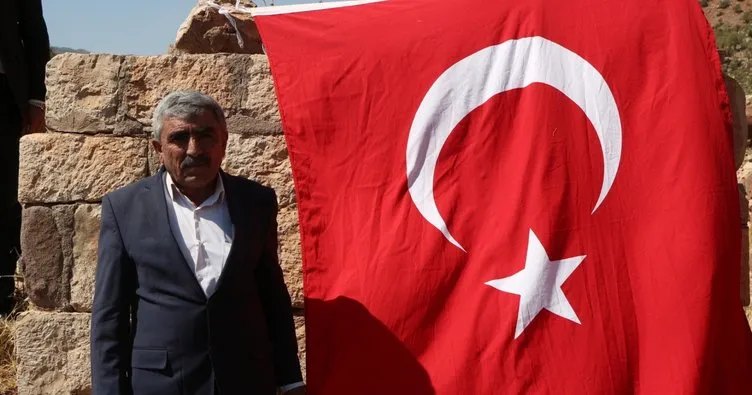 PKK’nın 6’sı çocuk 2’si hamile 12 yakınını katlettiği eve 34 yıldır Türk bayrağı asıyor