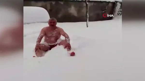Kastamonu'da soyunup karların içinde yuvarlanan vatandaş kamerada