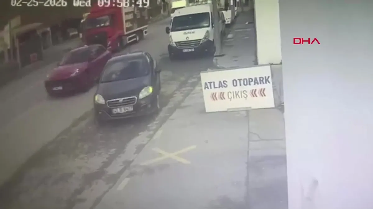 Kağıthane’de araca çarpmamak için manevra yaptı okul duvarına vurdu: 2 yaralı | Video videosunu izle Kağıthane’de araca çarpmamak için manevra yaptı okul duvarına vurdu: 2 yaralı | Video videosunu izle
