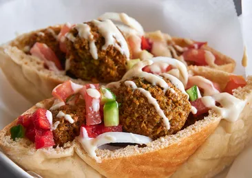 Böyle falafel görülmedi! Fırında, az yağda, üstelik salatalı!