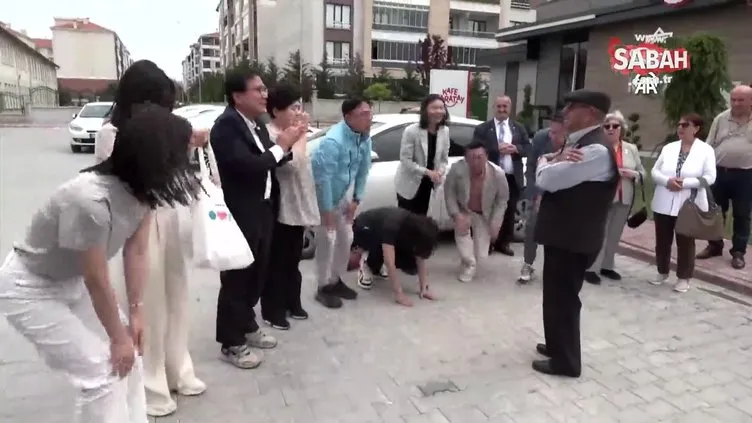 Konyalı Kore gazisine Seul’den ziyaretçi sürprizi! Önünde eğildiler | Video