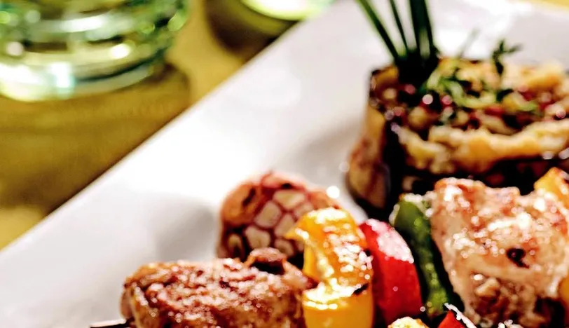 Patlıcan Salatası Eşliğinde Kişnişli Tavuk Şiş