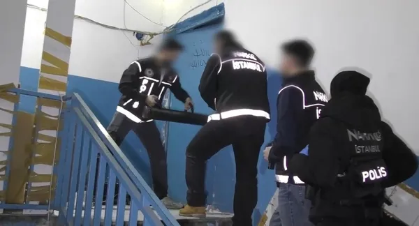 istanbul-emniyetten-zehir-tacirlerine-agir-darbe-1-milyon-795-bin-uyusturucu-hap-ele-gecirildi-1736488300835.jpg