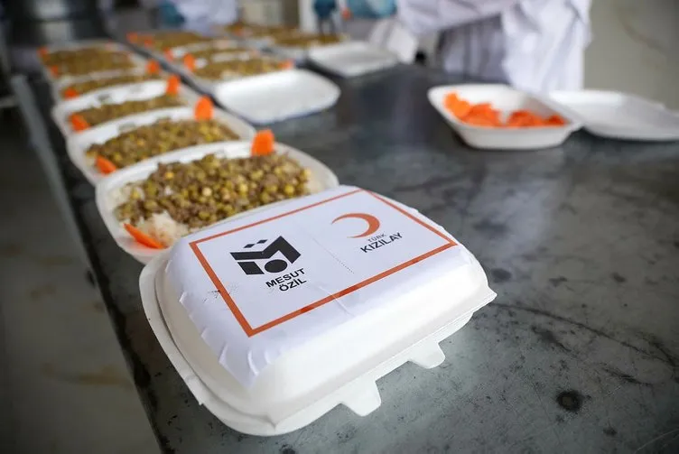 Mesut Özil’den İdlib’deki yetimhaneye Ramazan boyunca iftar yemeği... Bayramda çocuklara hediye gönderecek