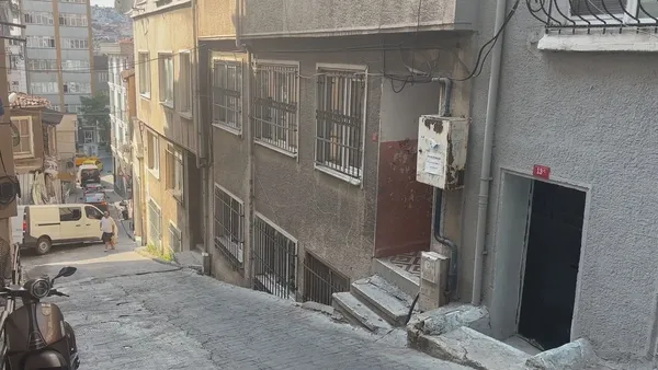yer-beyoglu-enistesinin-dukkaninda-fon-cektirince-kabusu-yasadi-ifadeleri-kan-dondurdu-bogazimi-sikip-yumrukla-1786527422701.jpg