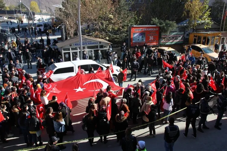 SON DAKİKA HABERİ: Hakkari'de bayraklı protesto! Kadınlardan Diyarbakır annelerine destek...