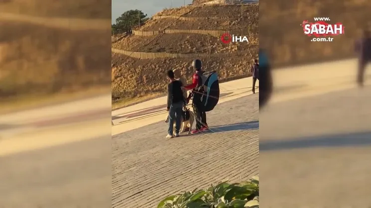 Köpeğiyle yamaç paraşütü atlayışı yaptı, o anlar kamerada