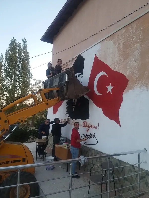 cumhuriyetin-100-yilinda-ataturk-posteri-ve-turk-bayraklari-resim-calismasi-1698314938172.jpg