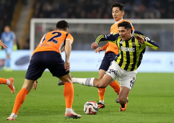 canli-basaksehir-fenerbahce-macta-ilk-yari-sona-erdi-1765043860317.jpg