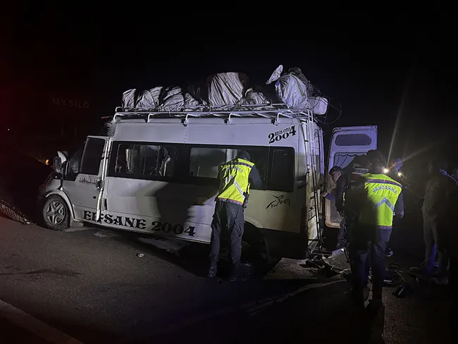 aksarayda-feci-kaza-minibus-tir-ile-carpisti-3u-agir-12-kisi-yaralandi-1778784760563.jpg