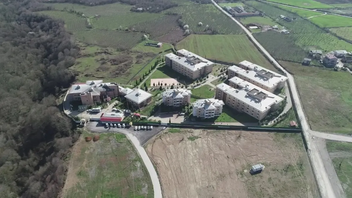 Sakarya’da cezaevi yangını! Başsavcılık duyurdu: 10 hükümlü tedbiren hastaneye kaldırıldı Sakarya’da cezaevi yangını! Başsavcılık duyurdu: 10 hükümlü tedbiren hastaneye kaldırıldı