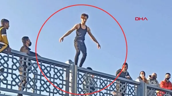SON DAKİKA: İstanbul Galata Köprüsü'nde tepki çeken skandal görüntüler! Yabancı uyruklu grup denize atlayarak böyle eğlendi | Video