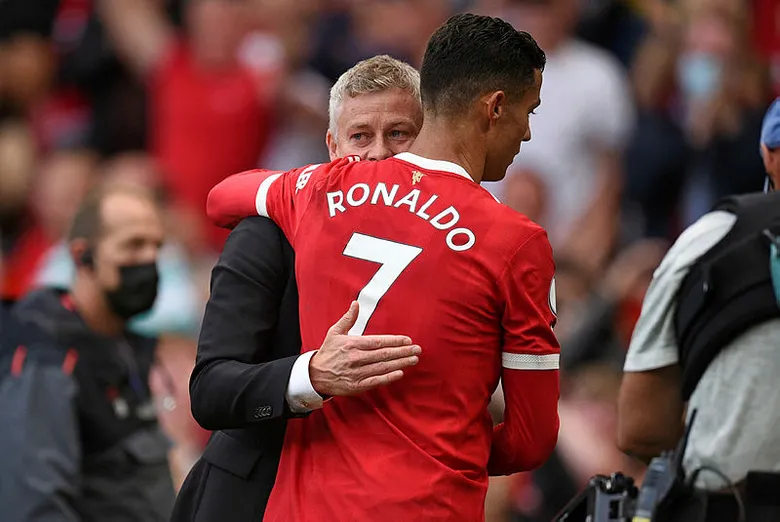 manchester-uniteddan-gonderilen-ole-gunnar-solskjaer-gozyaslarina-hakim-olamadi-1637576185167.jpg