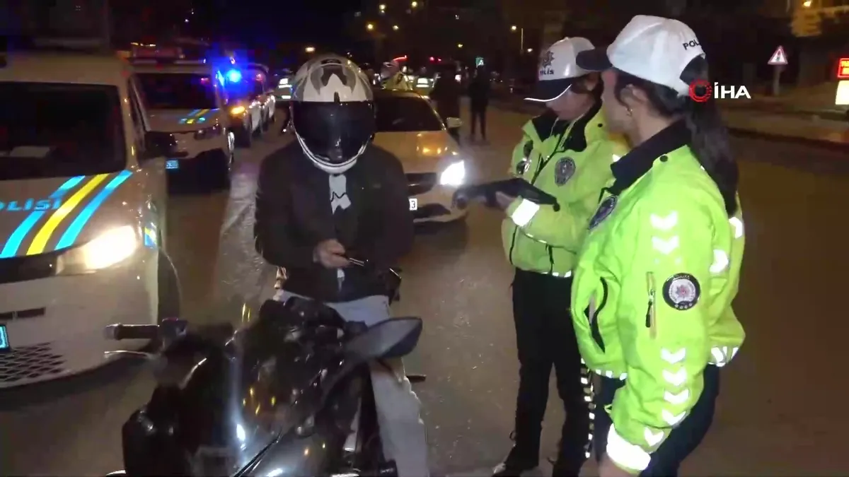 Adana’da alkollü sürücüden ‘Avukatım’ açıklaması | Video videosunu izle Adana’da alkollü sürücüden ‘Avukatım’ açıklaması | Video videosunu izle