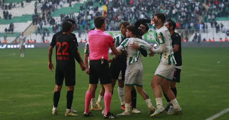 Bursaspor-Diyarbekirspor maçında saha karıştı