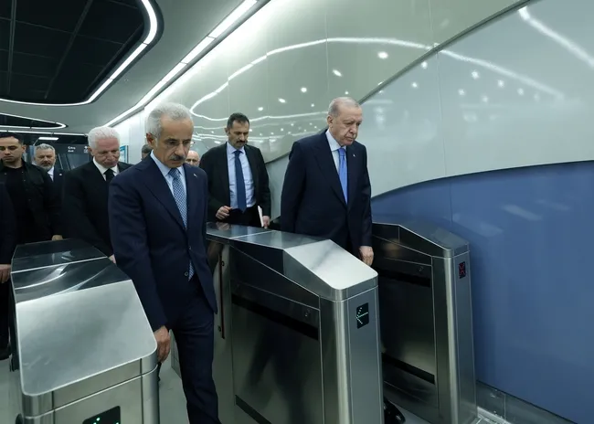 baskan-erdogan-halkali-istanbul-havalimani-metro-hattinda-yolculuk-yapti-mujdeyi-verdi-31-temmuza-kadar-ucrets-1781873290775.jpg (2047×1462)