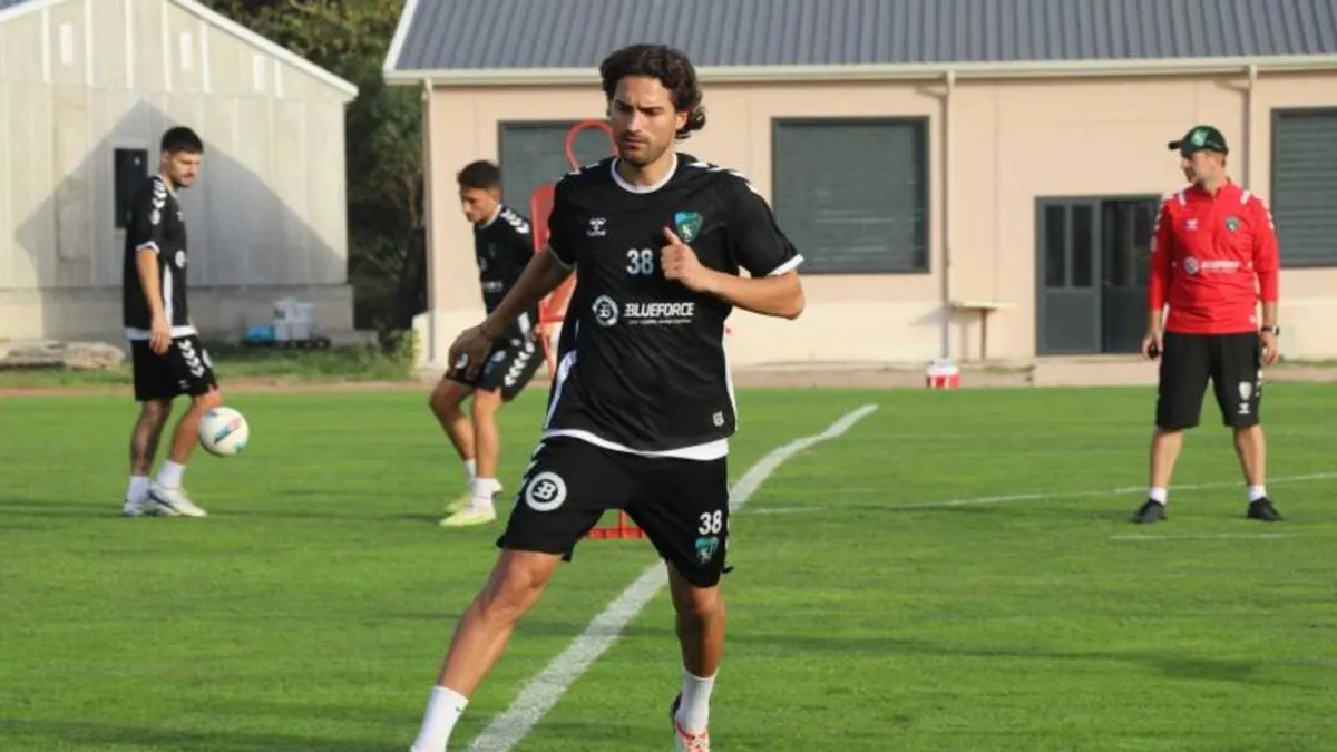 Kocaelispor’da Ahmet Sağat’ın sözleşmesi feshedildi Kocaelispor’da Ahmet Sağat’ın sözleşmesi feshedildi