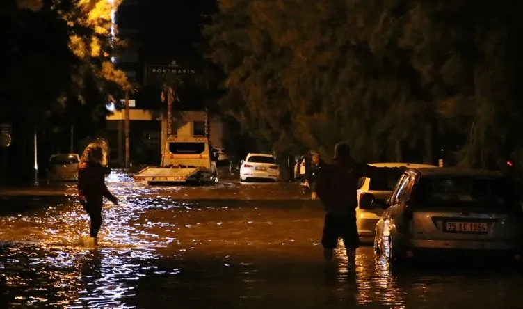 İzmir'deki sel felaketi havadan görüntülendi! Araçlar sular altında kaldı