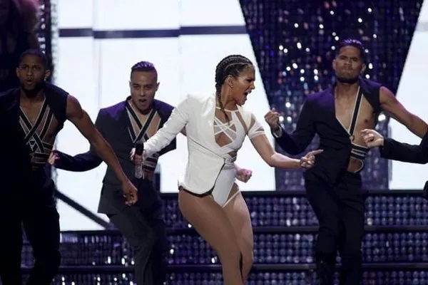 Jennifer Lopez yürek hoplattı!