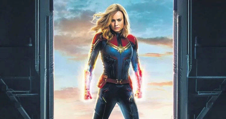 Captain Marvel burada yumruk havada