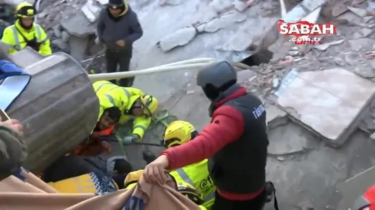 Kahramanmaraş'ta 52 saat sonra otelin enkazında bir kadın sağ olarak çıkarıldı | Video