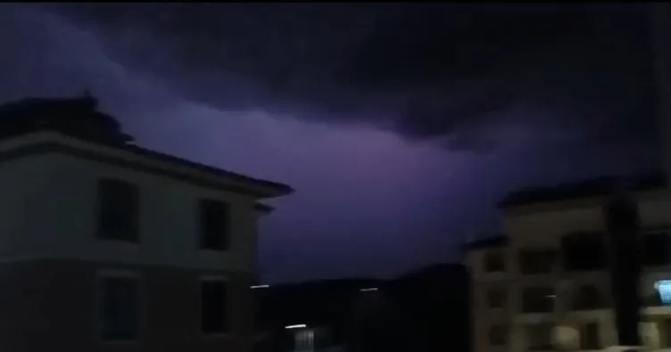 Gölbaşı ilçesinin gecesini şimşekler aydınlattı