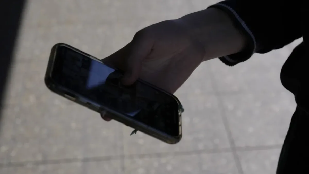 Fransa’da liselerde telefon devri bitiyor: Macron’dan öğrencilere ekran freni