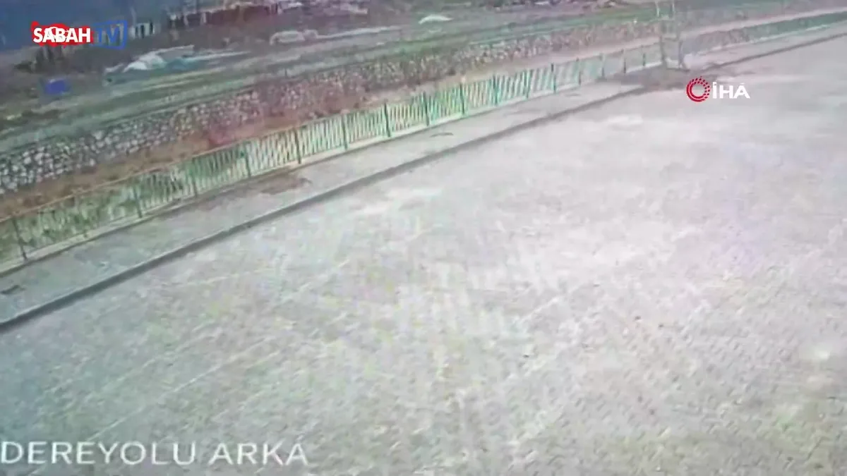 Yüksekova’da istinat duvarının çökme anı kamerada videosunu izle Yüksekova’da istinat duvarının çökme anı kamerada videosunu izle