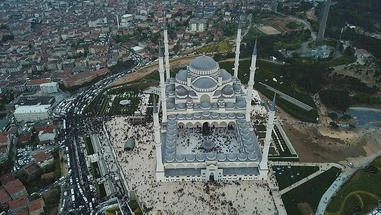 Büyük Çamlıca Camii’ne binlerce genç akın etti
