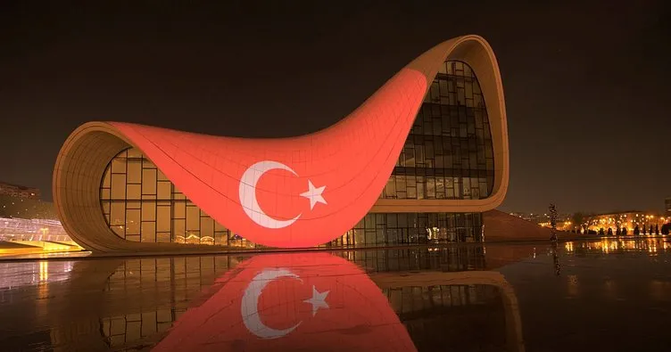 Bakü’deki Haydar Aliyev Merkezinin dış cephesine Türk bayrağı yansıtıldı