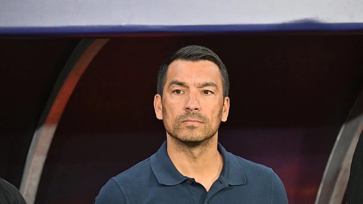 Van Bronckhorst'tan zemin eleştirisi!