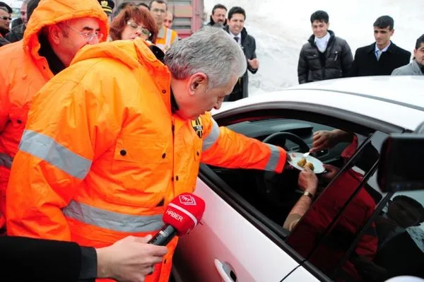 Bakan Yıldırım kar temizliği yaptı