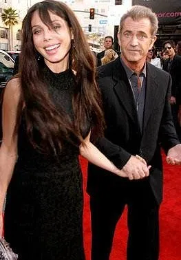 Mel Gibson genç sevgilisiyle!