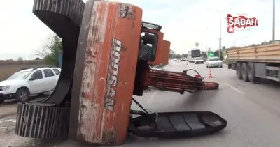 Bursa Ankara yolunda facianın eşiğinden dönüldü... Tonlarca ağırlığındaki iş makinesi karayoluna devrildi | Video