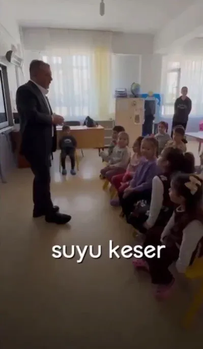 yavas-yonetimine-cocuklardan-gonderme-belediye-suyu-keser-ankaradaki-su-kesintileri-cocuklarin-bile-diline-dus-1761142151309.jpg