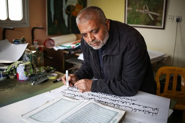 Gazzeli hattat büyük boy Kur’an yazıyor