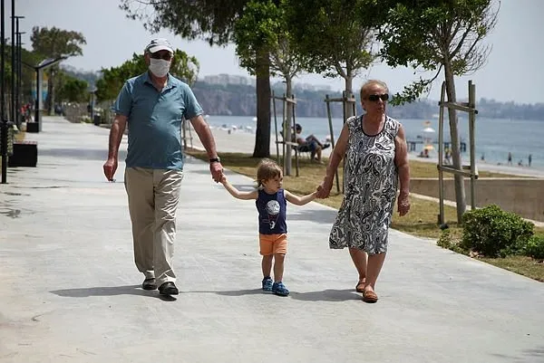 65 yaş üstü sokağa çıkma yasağı hakkında son dakika gelişmesi! Belirli saatlerde sokağa çıkma yasağı kararları peş peşe geliyor...