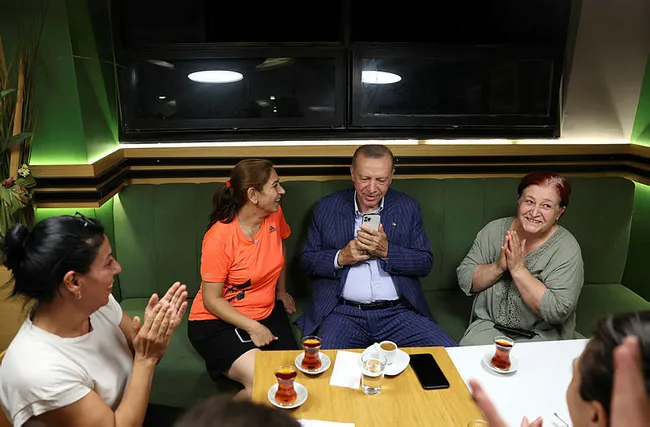 cumhurbaskani-erdogan-pastanede-vatandaslarla-sohbet-etti-1661630178864.jpg