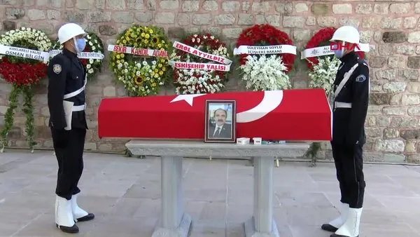 Kalp krizi nedeniyle hayatını kaybeden Hüseyin Avni Coş, bugün son yolculuğuna uğurlandı | Video