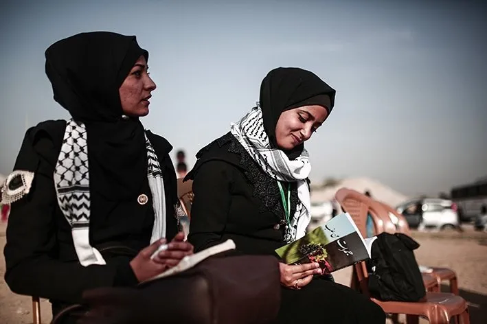 Filistinlilerden Gazze sınırında renkli eylem
