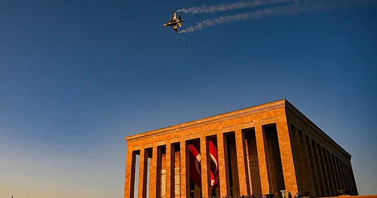 SOLOTÜRK’ten nefes kesen gösteri! Büyük Zafer’in 103. yılına özel Gök Vatan’da ’saygı uçuşu’