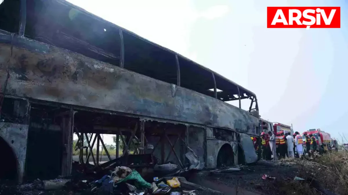 Pakistan’da öğrencileri taşıyan servis aracı alev aldı: Ölü ve yaralılar var Pakistan’da öğrencileri taşıyan servis aracı alev aldı: Ölü ve yaralılar var