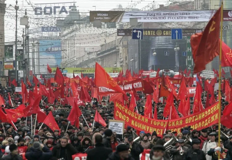 Komunistler Bolşevik Devrimi kutluyor