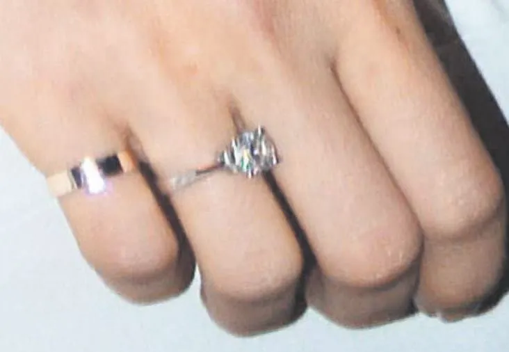Sinem Kobal’ın ’evlilik yüzüğü’ göründü!