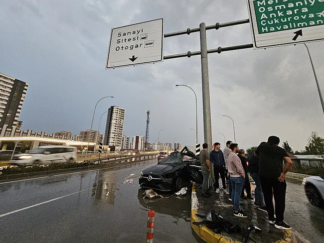 yon-levhasina-carpan-otomobilin-surucusu-hayatini-kaybetti-1793128796057.jpeg