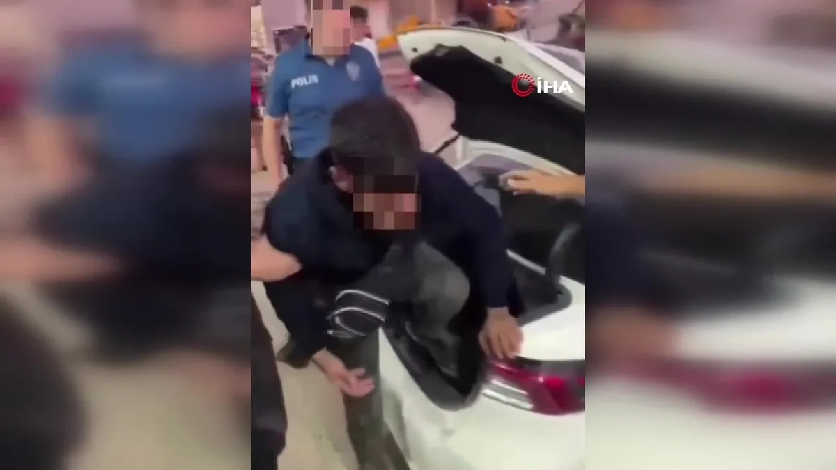 Polisin durdurduğu otomobilin bagajından 4 göçmen çıktı | Video videosunu izle Polisin durdurduğu otomobilin bagajından 4 göçmen çıktı | Video videosunu izle